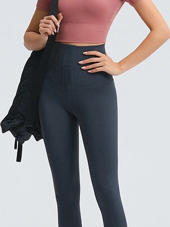 تي شيرت يوغا قصير مع وسادة صدر