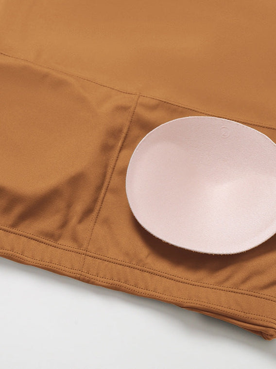 بلوزة قصيرة بأكمام قصيرة وفتحة خلفية