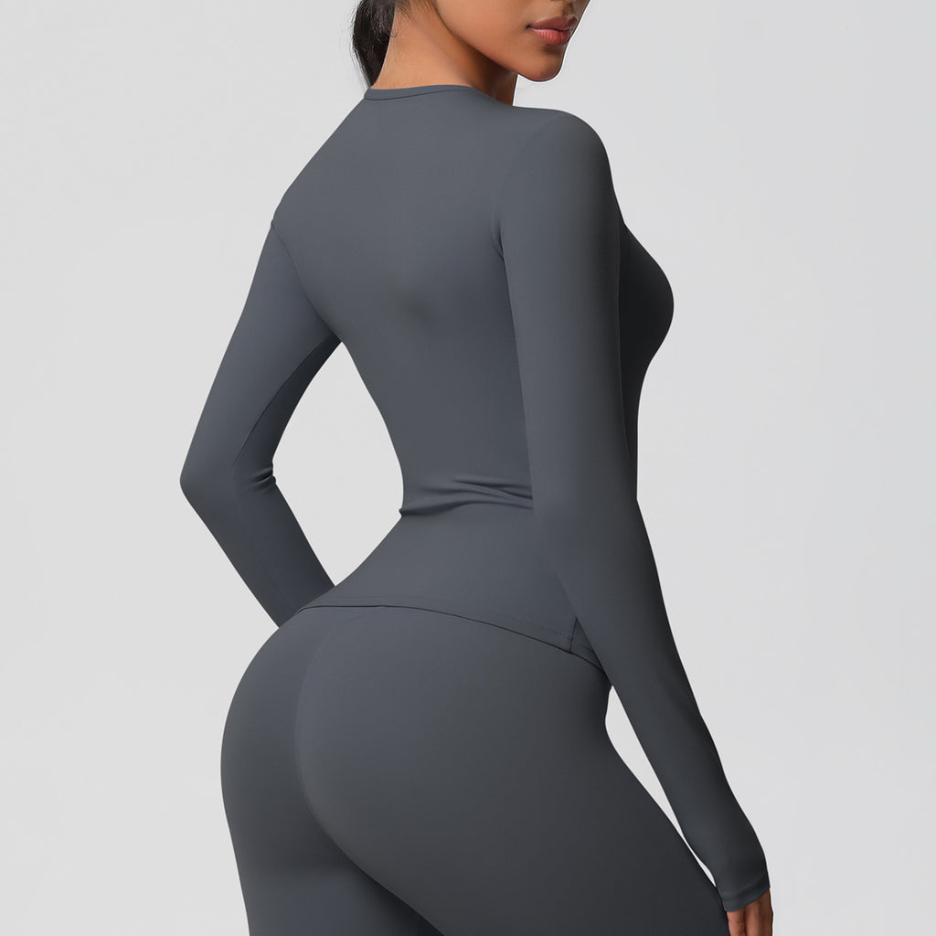 قميص بأكمام طويلة