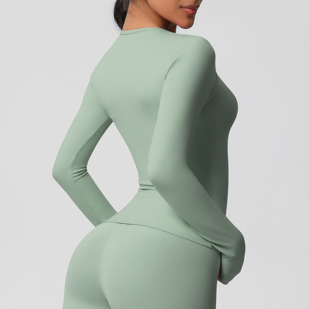 قميص بأكمام طويلة