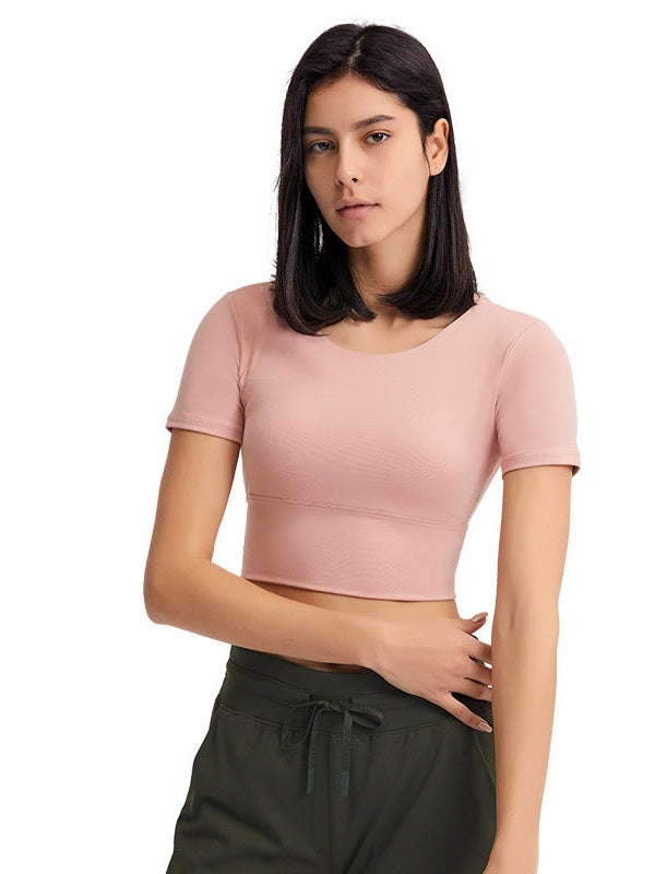 تي شيرت يوغا قصير مع وسادة صدر