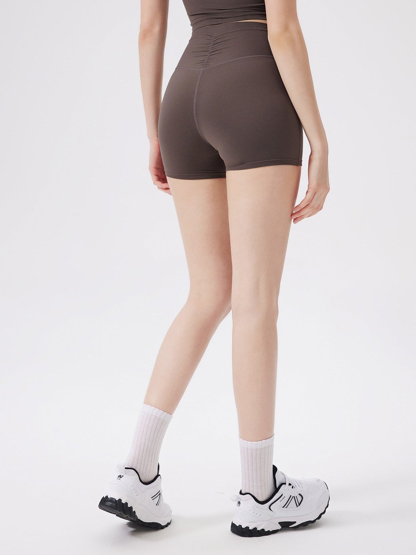 شورت رياضي مطوي بجيب خلفي