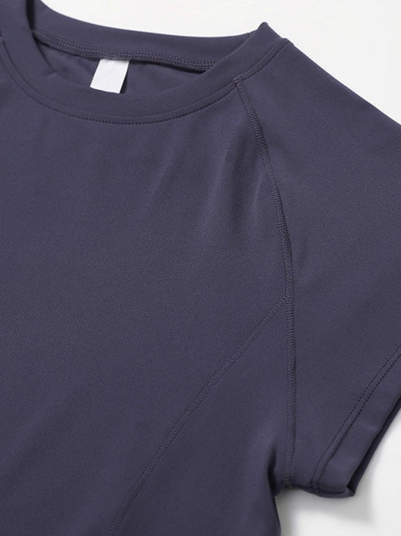 تي شيرت عالي الأداء بأكمام قصيرة