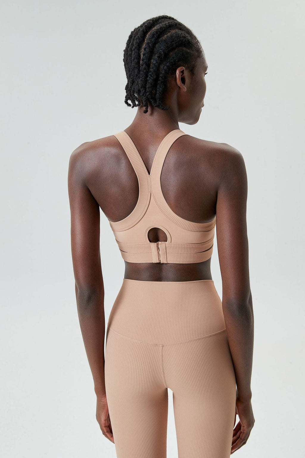 حمالة صدر رياضية بفتحة على شكل حرف I