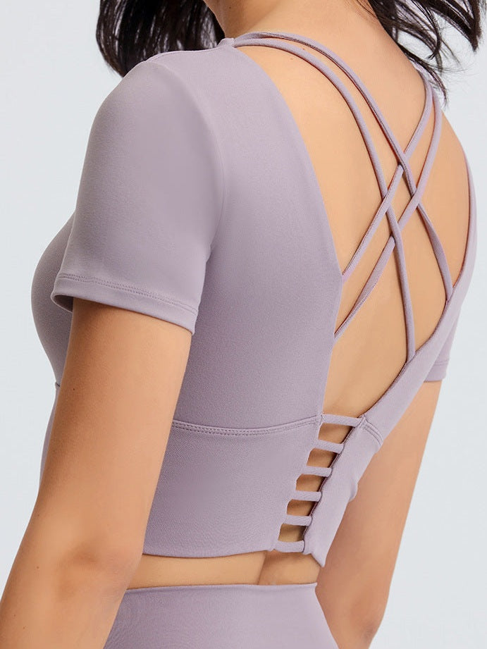 تي شيرت يوغا قصير مع وسادة صدر