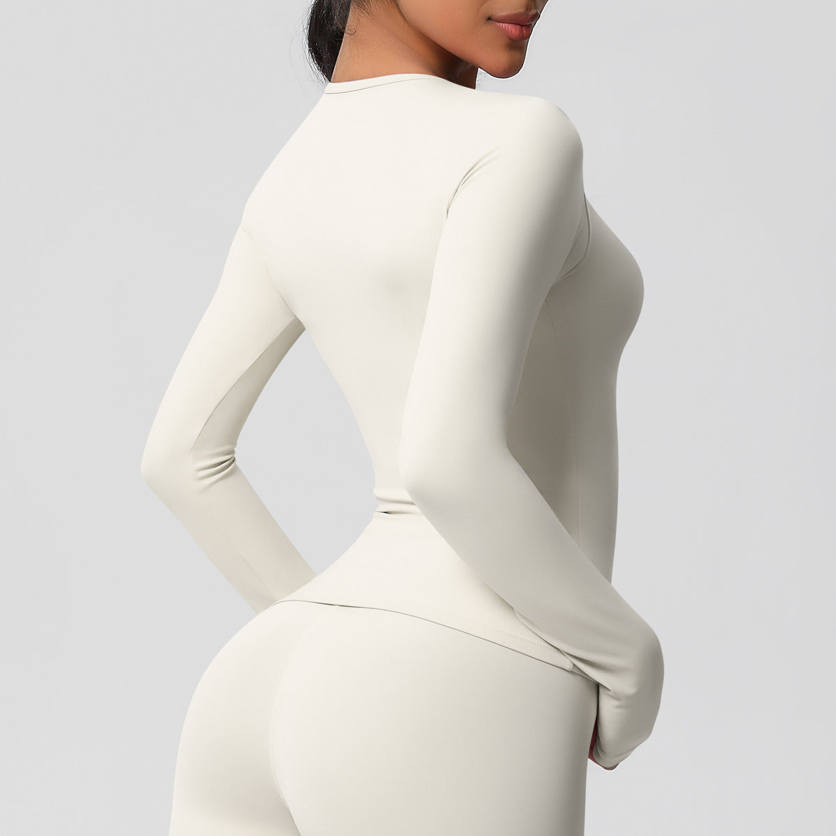 قميص بأكمام طويلة