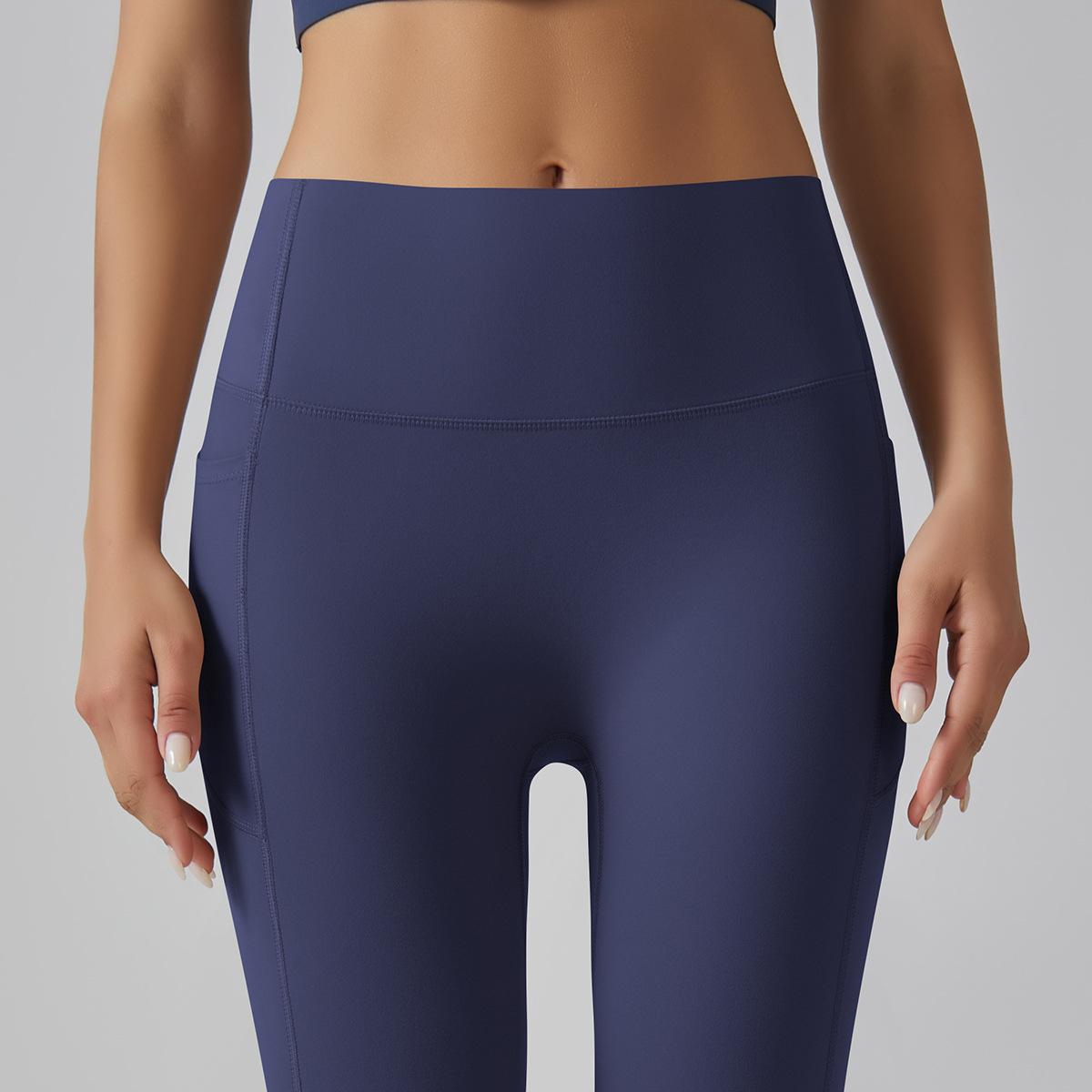 بنطال ضيق قصير بخصر مرتفع