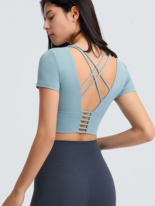 تي شيرت يوغا قصير مع وسادة صدر