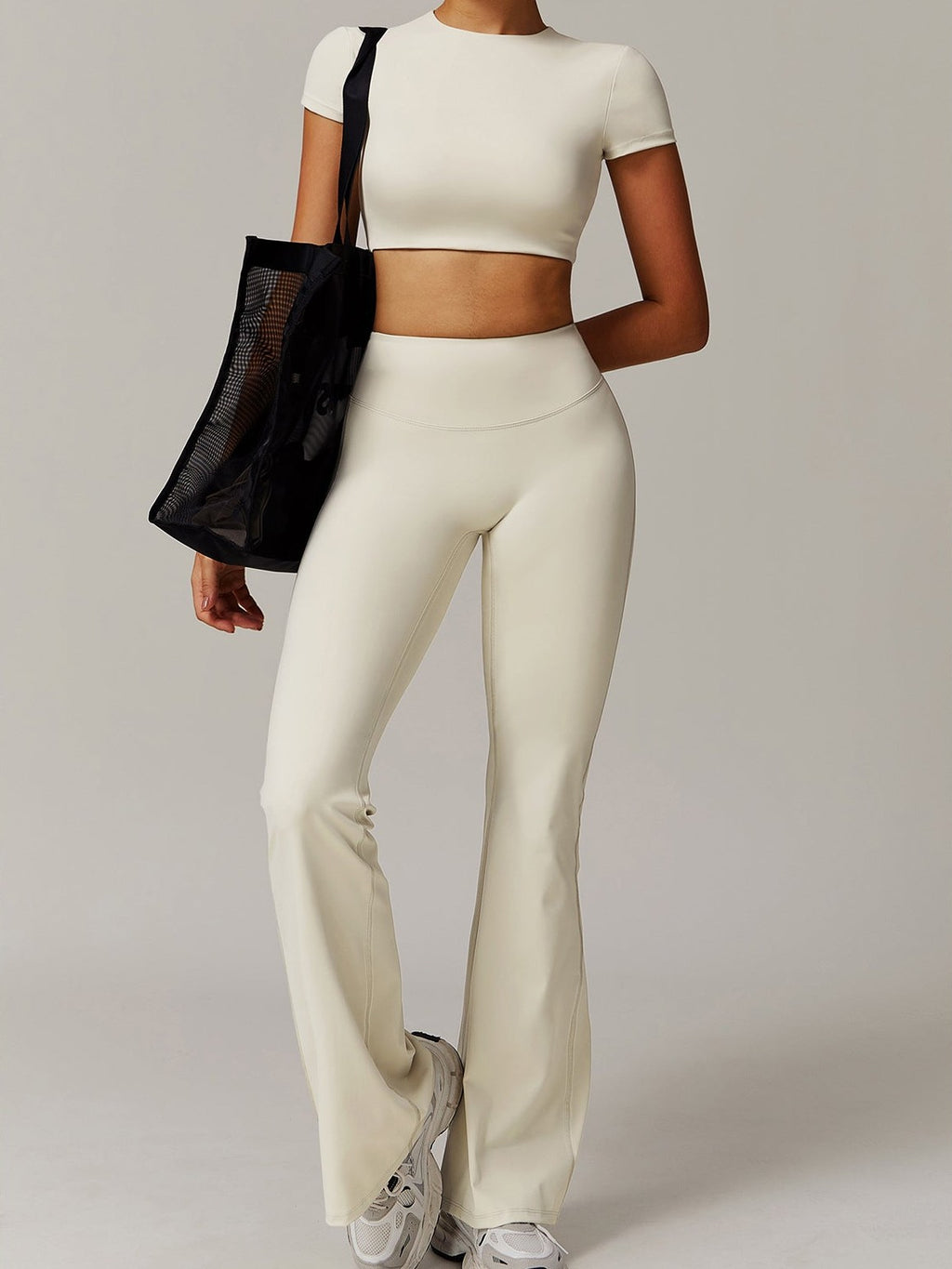 بلوزة قصيرة بأكمام قصيرة وفتحة خلفية