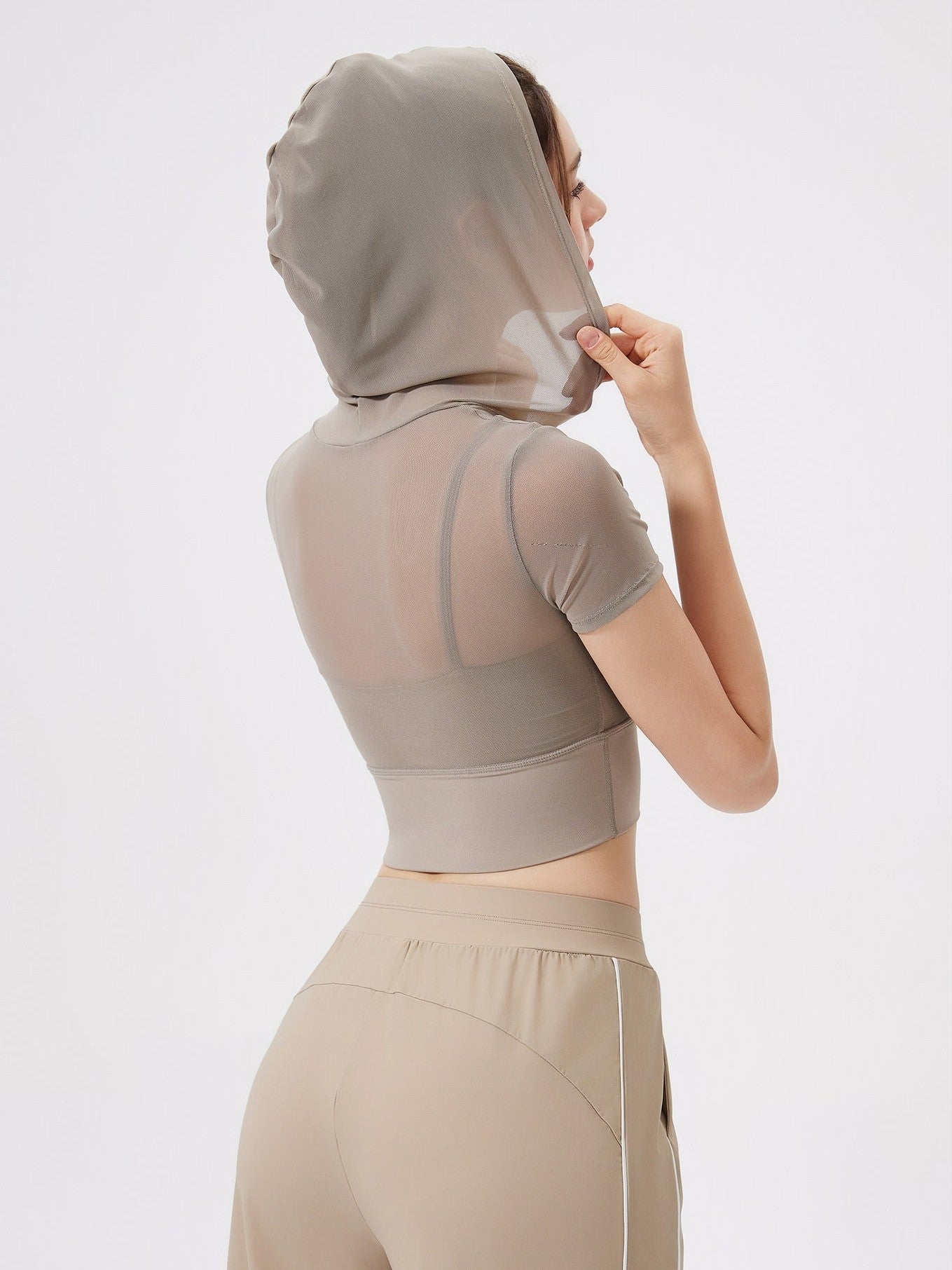 بلوزة قصيرة شبكية بغطاء للرأس