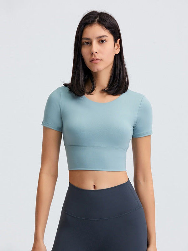 تي شيرت يوغا قصير مع وسادة صدر