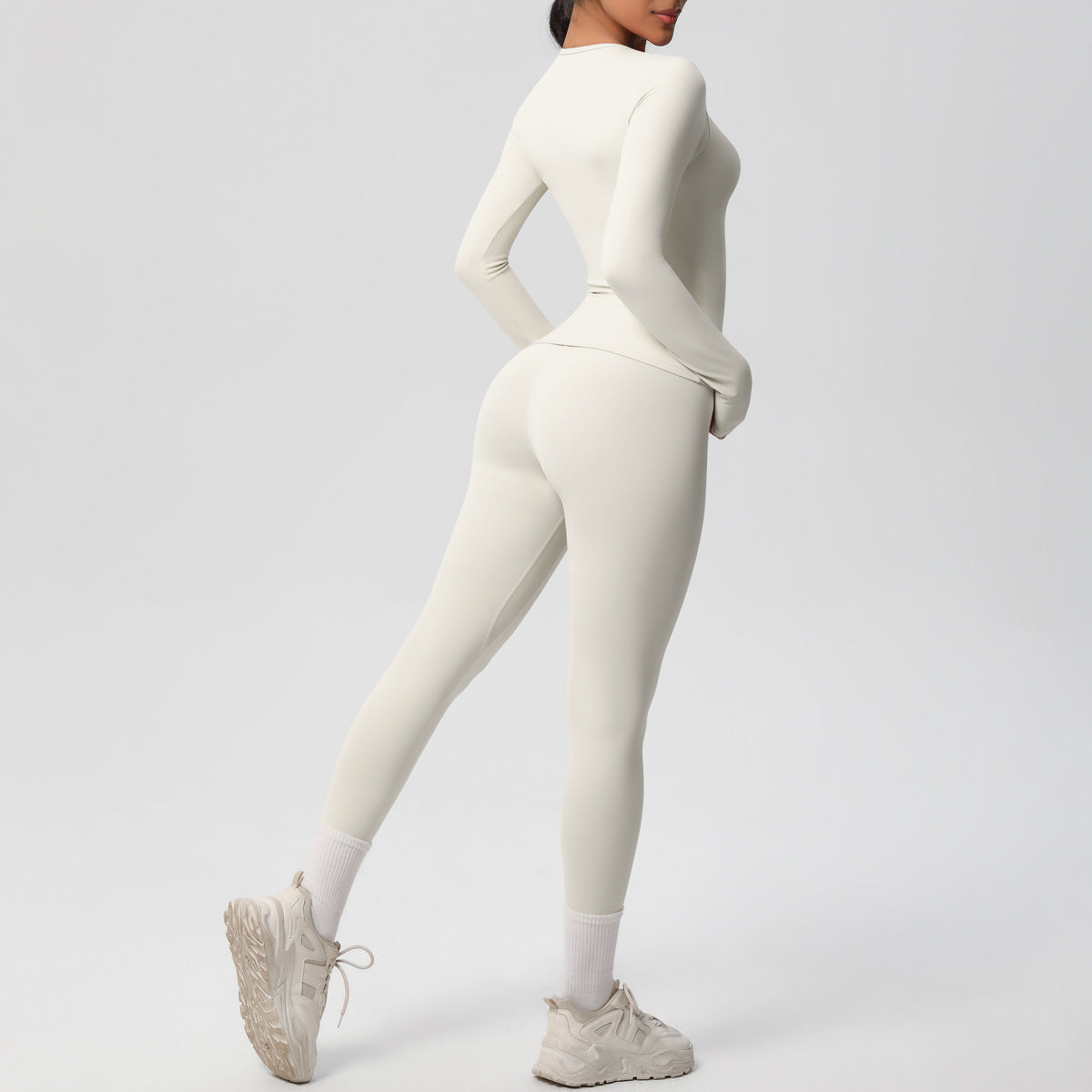 طقم يوغا بأكمام طويلة