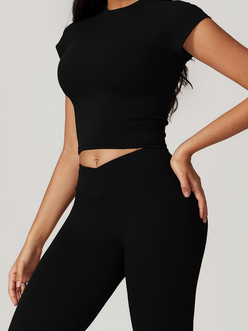 تي شيرت عالي الأداء بأكمام قصيرة