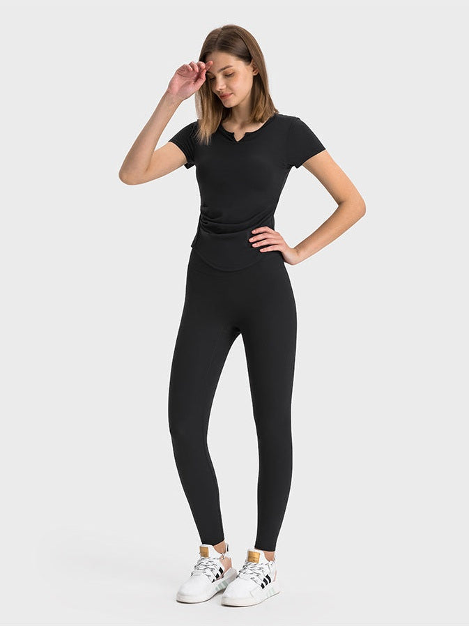 تي شيرت مخطط مضلع بفتحة رقبة على شكل حرف V