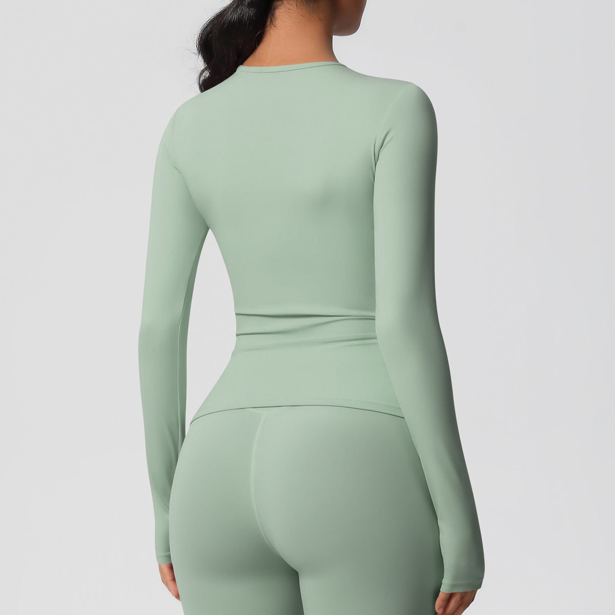 قميص بأكمام طويلة