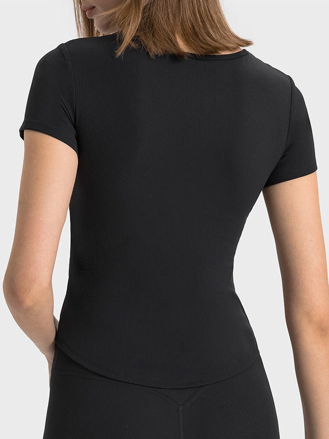 تي شيرت مخطط مضلع بفتحة رقبة على شكل حرف V