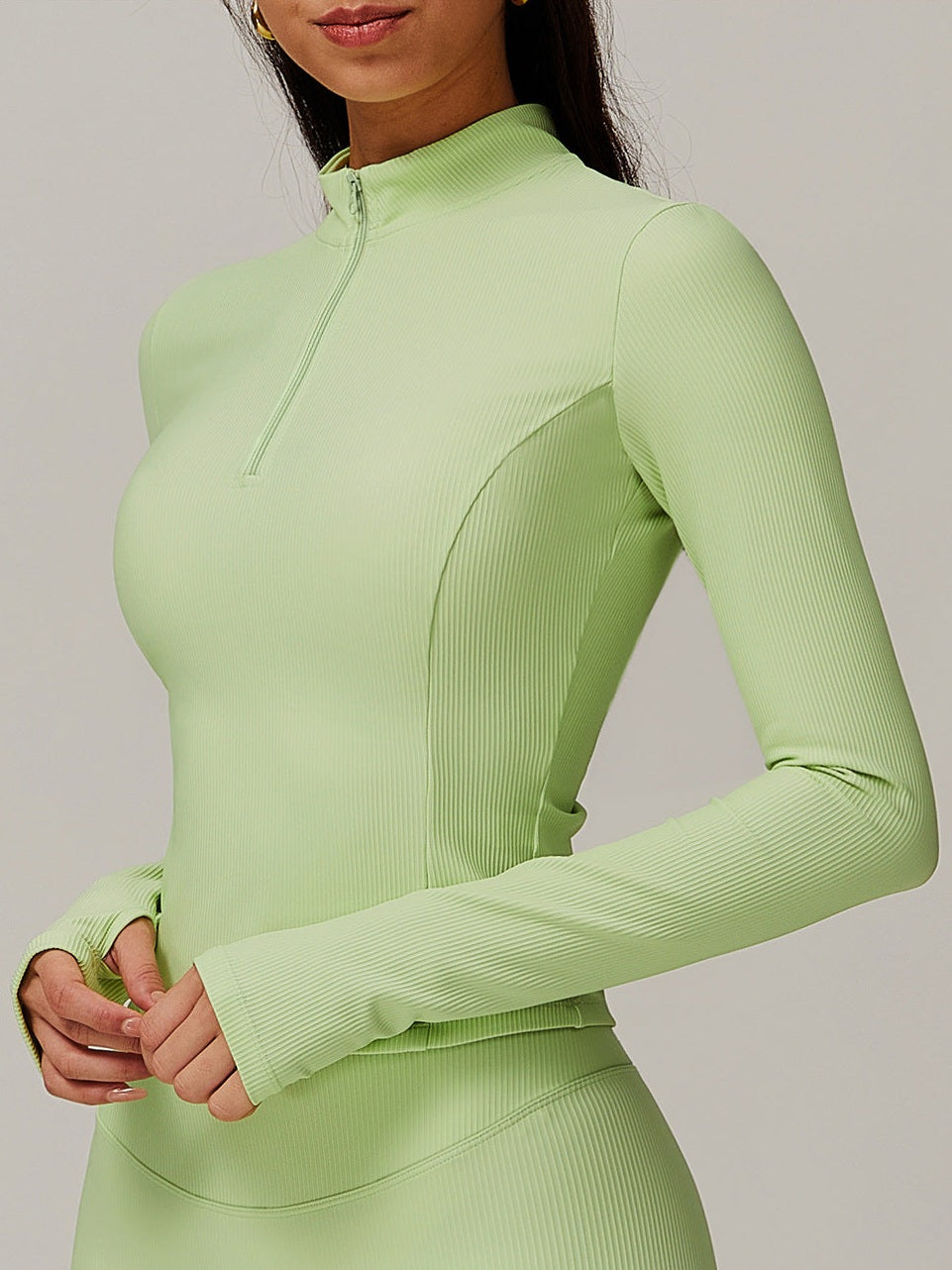 بلوزة بأكمام طويلة وياقة قائمة