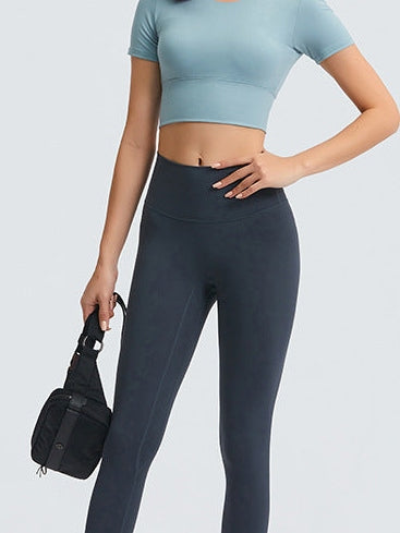 تي شيرت يوغا قصير مع وسادة صدر