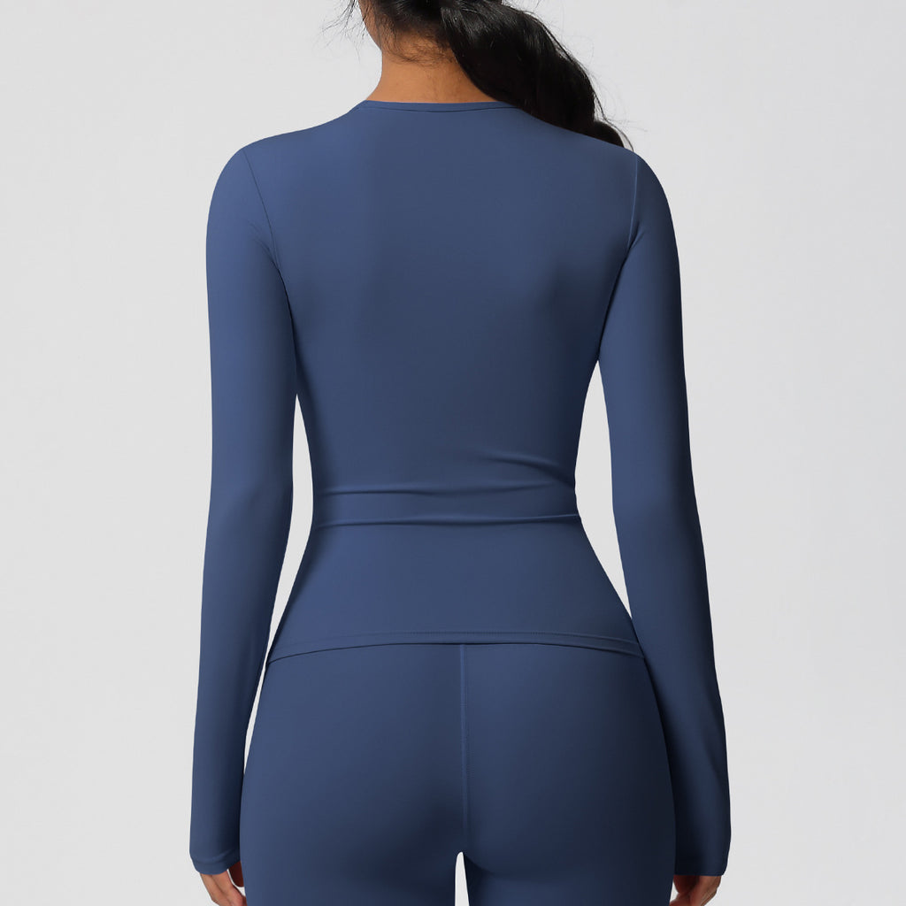 قميص بأكمام طويلة