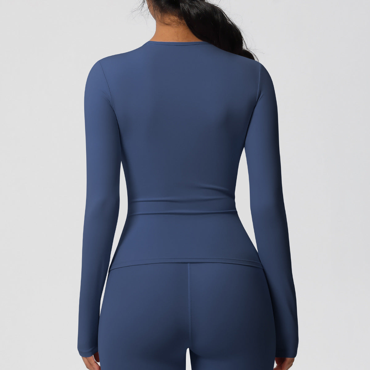 قميص بأكمام طويلة