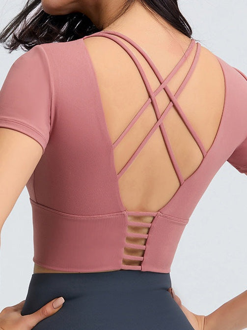 تي شيرت يوغا قصير مع وسادة صدر