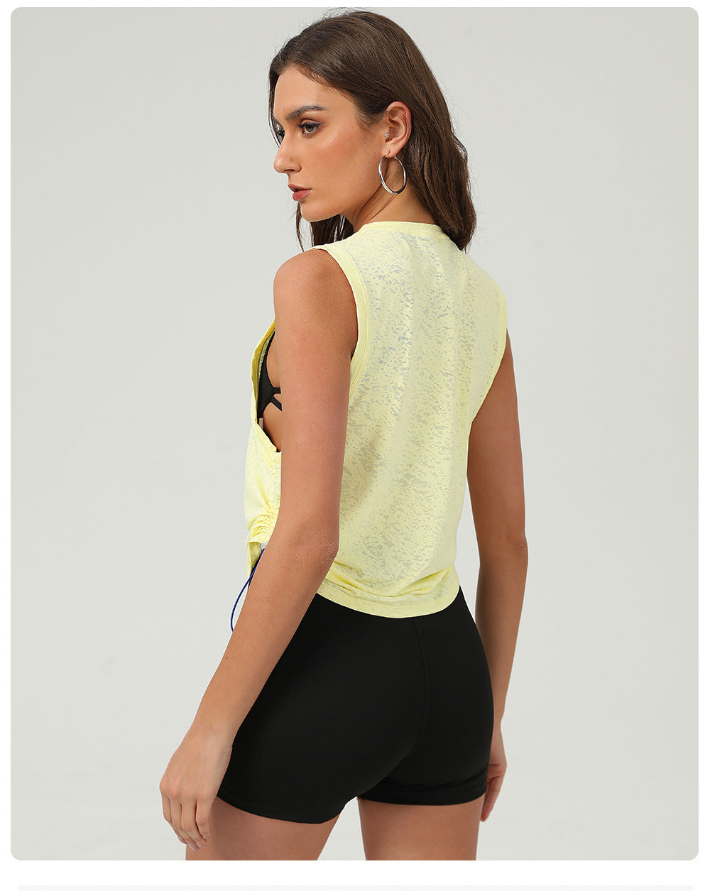 قميص يوغا تانك مع حاشية برباط